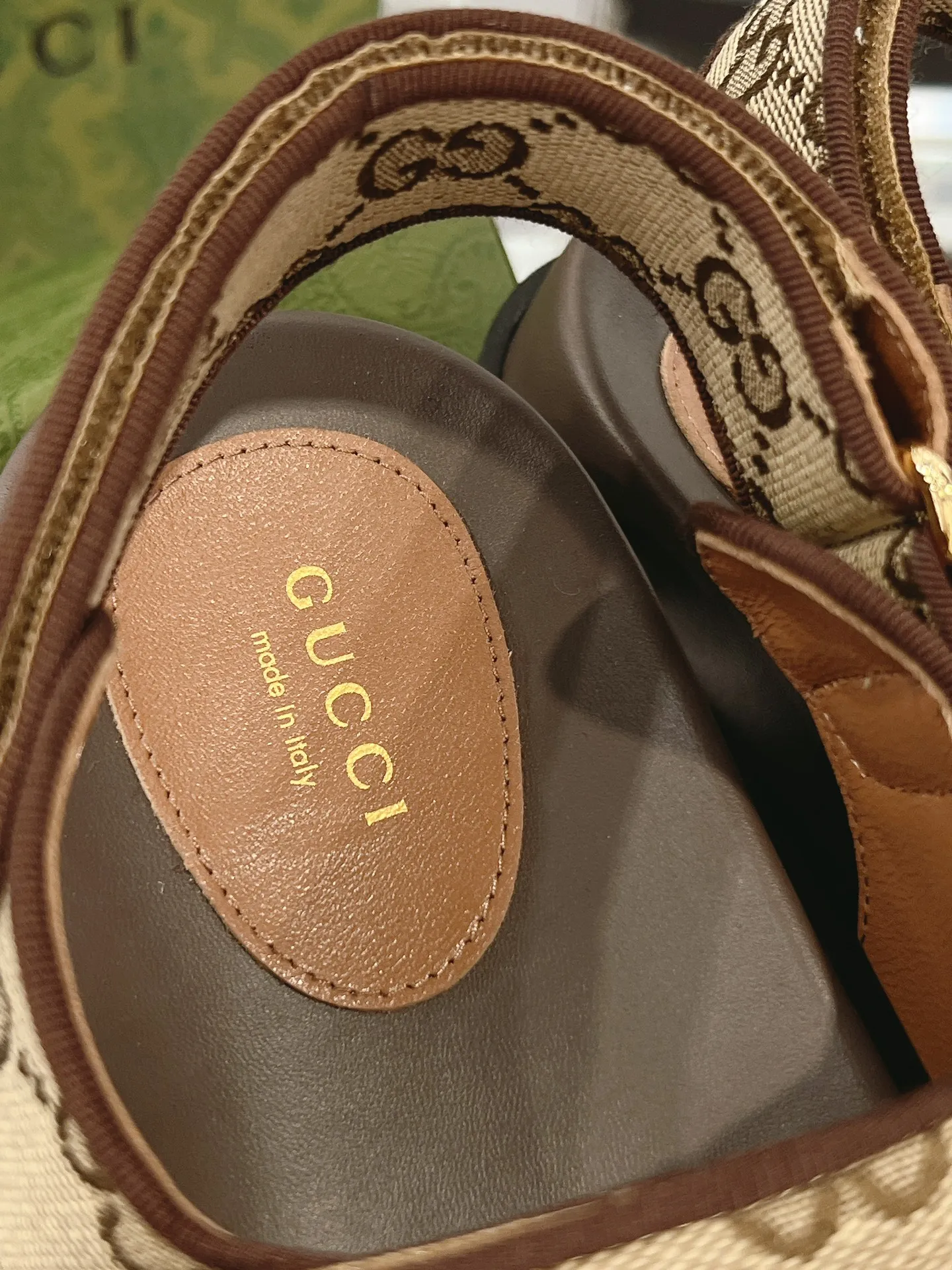 👟👟Ex-factory price 520👟👟 The latest Guccl24ss new product Double G women's Velcro sandals 😎 These flat sandals are designed with Velcro straps, which are modern and sporty, bringing comfort. This accessory is crafted from light blue and ivory white GG denim fabric. The upper straps are decorated with elegant Double G-shaped accessories, showing a unique style. Gucci’s classic presbyopic cloth surface…hot diamond surface…TPU non-slip outsole…ZP molded midsole feet…original metal buckle/rhinestone surface Code number: 35 to 42 (41.42 is custom-made and cannot be returned or exchanged)